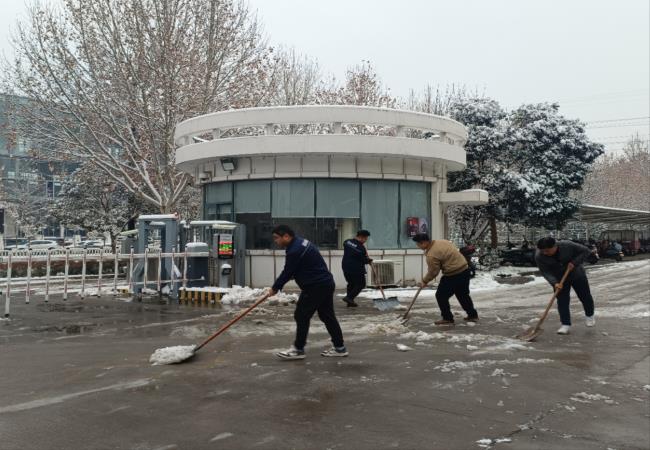 掃雪除冰我先行，冰雪更映黨旗紅